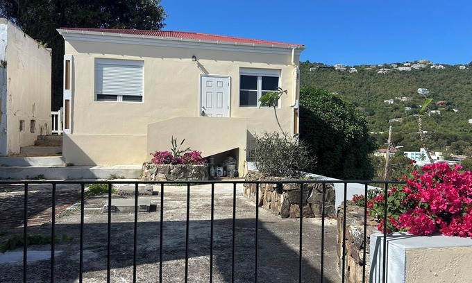Estate Kings Quarter Apartment | Prindsens Gade Charming 1-bedroom apartment AC, WiFi in lovely Charlotte Amalie