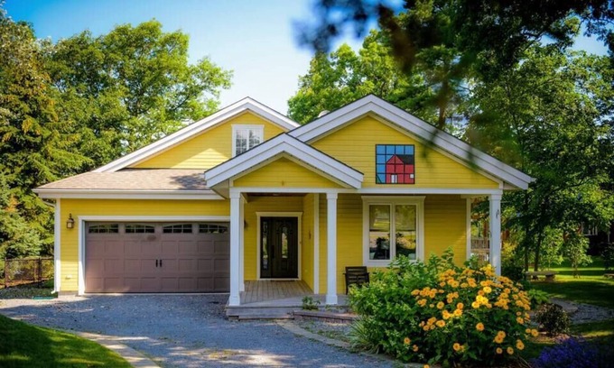 Cressy House | Prinyers Lake House in Prince Edward County