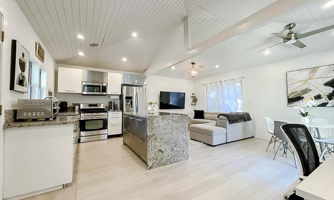 Sunset Park House | Pristine 1BD/1BA Bungalow + Hot Tub - Ocean Park