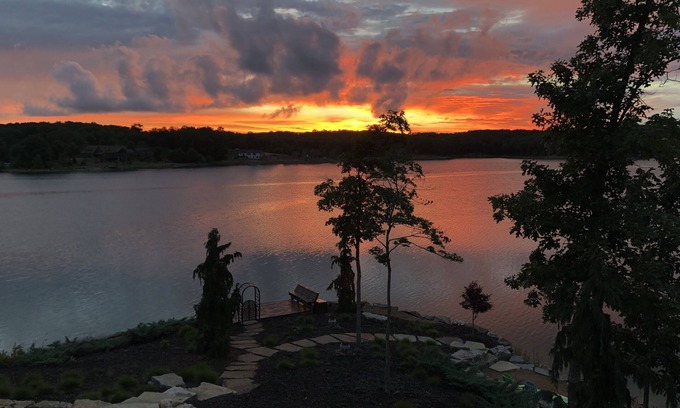 Innsbrook House | Pristine Lake Alpine house with spectacular sunset view, kayaks, SUPs & Peloton!