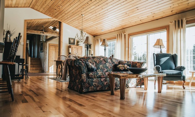 Yarmouth House | Private 11 acre property, hot tub, 3 minutes from town and minutes to beaches