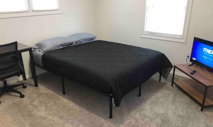 Woodbridge House | Private 2-bed house with free parking and 15-min walk to direct NYC Manhattan train