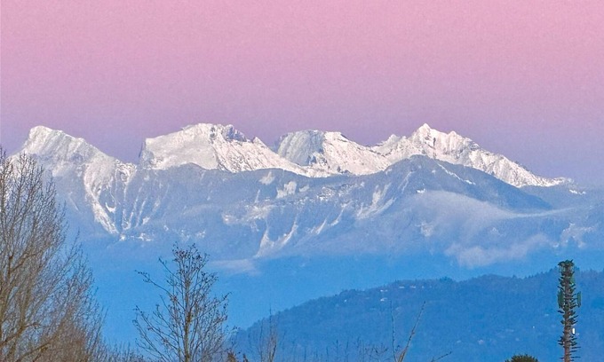 Hatzic House | Private 2-bed+1 Bath suite across Fraser River & with majestic views of Mt Cheam
