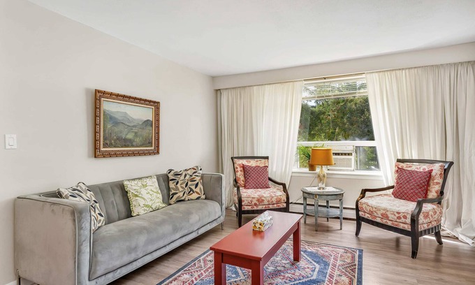 Burlington Apartment | Private 2Bdrm Newly Renovated - Furnished apt - U3