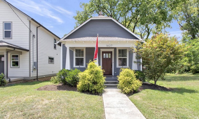 North Nashville House | Private 2BR House in Downtown Nashville - Near Broadway and Sleeps 6! 🌃