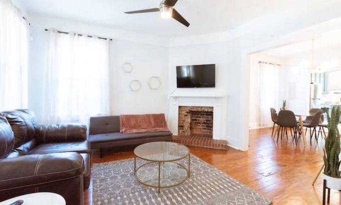 Metropolitan House | Private 3-unit Triplex w/9BDRS ★ Starland District ★ Great for Family Reunions
