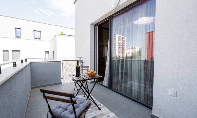 Nitra Apartment | ⭐Private 5 star⭐Stylish⭐3 room flat+ in-door Pkg