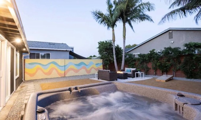 Hawthorne House | Private 5BR: Hot Tub + FirePit, Workspace + Parking, Mins to LAX, SoFi, Beach