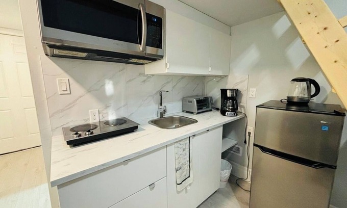 Richview Apartment | Private and Cozy Loft Close to the Airport in Etobicoke