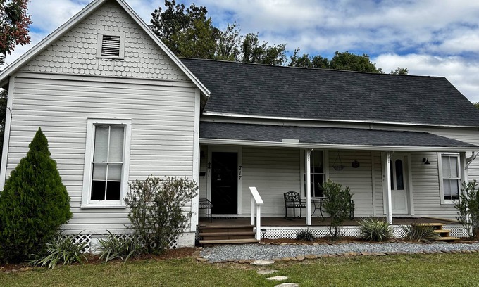 Historic District Apartment | Private apt historic downtown yr. 1892