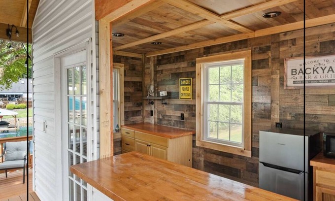 Taylorsville Cottage | Private beach, game room, tiki bar!