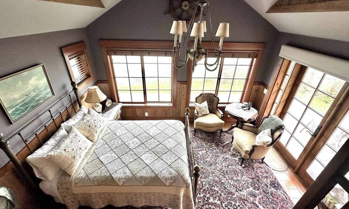 Friday Harbor House | Private, Beachfront Guesthouse