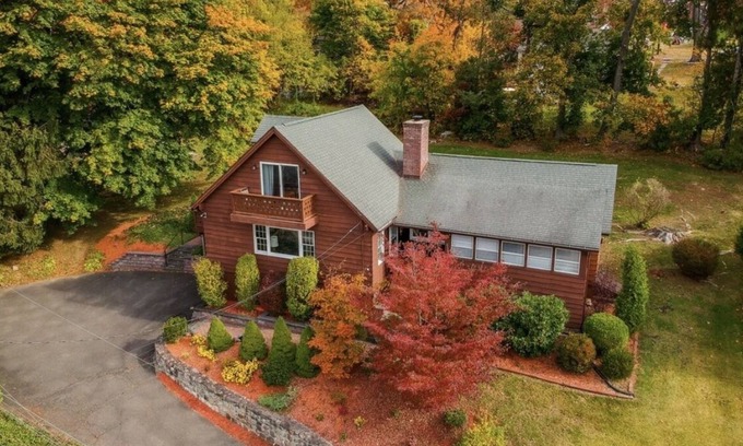 New Fairfield House | Private Beautiful Home - Family Friendly - 1 min. Walk to Candlewood Lake
