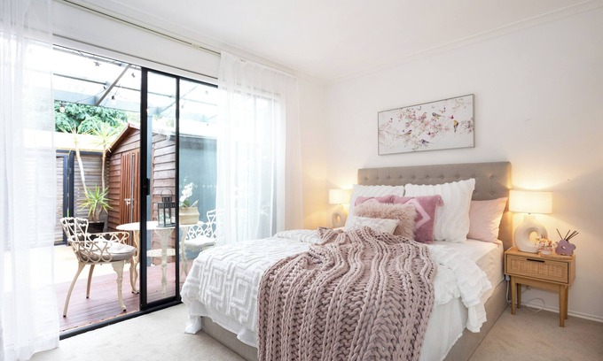 Bentleigh House | Private, Bright & Cozy 2BR Retreat in Bentleigh | Steps to Train, Park & Shops