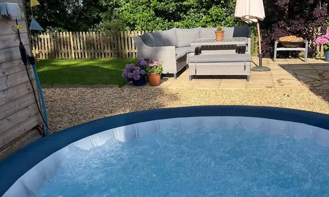 Bromham Cabin | Private Cabin near Bath & Longleat with hot tub for relaxing getaway