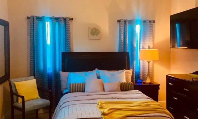 Nassau House | Private Cali King Suite Airport