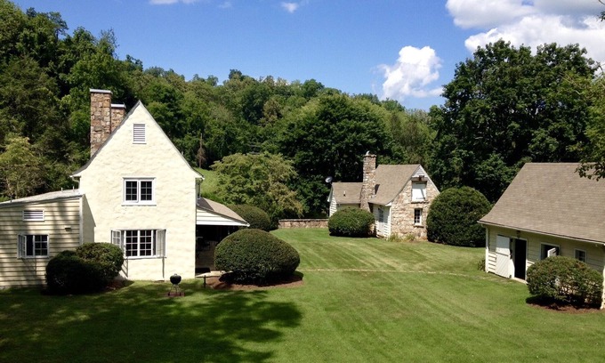 Valley Springs House | Private Carriage House Compound - Walking Distance to Downtown Hot Springs
