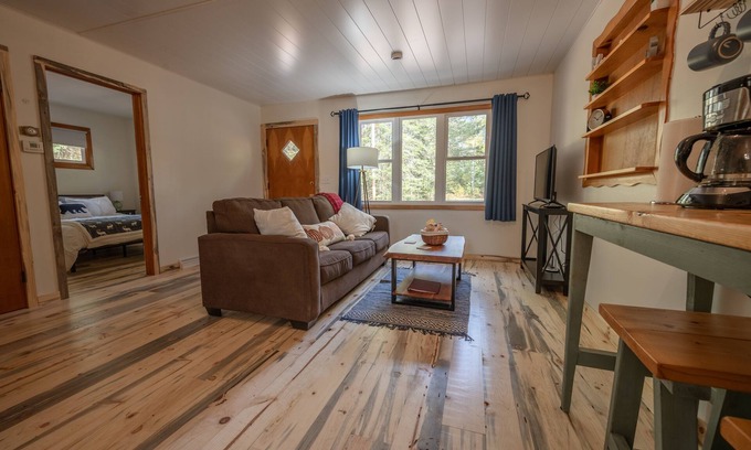 Tomahawk Cabin | Private cottage in the woods along the Somo River, on the trails!