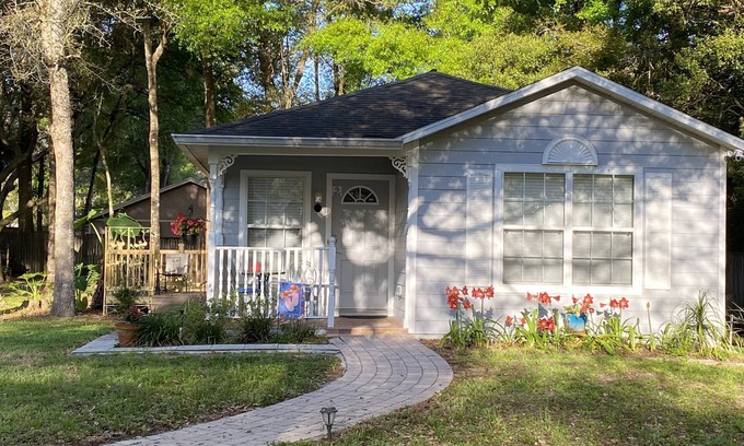 Orange City Cottage | Private Cottage w/Washer/Dryer Close to Many Area Attractions