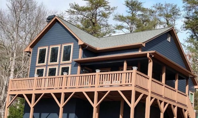 Hiawassee Cottage | Private cottage with mountain views