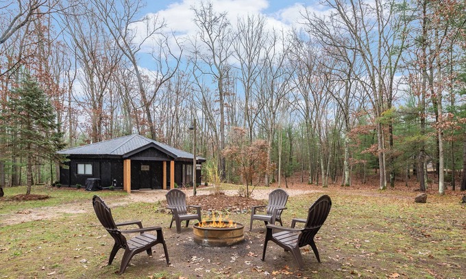 Baldwin Cabin | Private Cozy Cabin in the woods minutes from Baldwin with WiFi, AC and Hot Tub