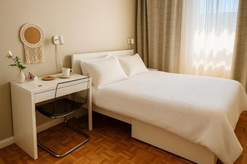 St. James Town House | Private Cozy Room in Downtown Toronto, Steps to Subway & CN Tower