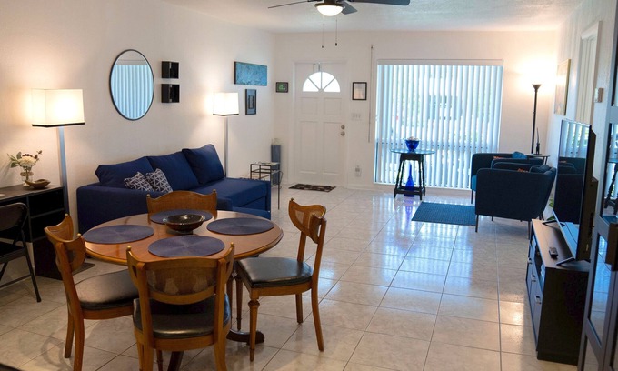 Coral Ridge Isles House | Private designer 8 room art getaway 2 Br-2Ba Full Kitchen Barbecue Patio Beach