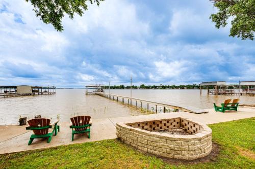Newark House | Private Dock and Deck Eagle Mountain Lake Retreat!