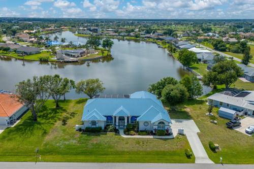 Lake Suzy House | Private Dock and Pool Lakefront Florida Getaway!