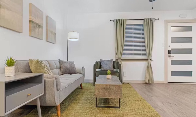 Clarksville Apartment | Private Downtown Austin Suite–King–UT–F1–ACL Fest