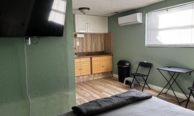 South Gate Ridge Apartment | Private Efficiency in Sarasota-1BR, Pet-Friendly,Patio,Close to Beaches, 2People