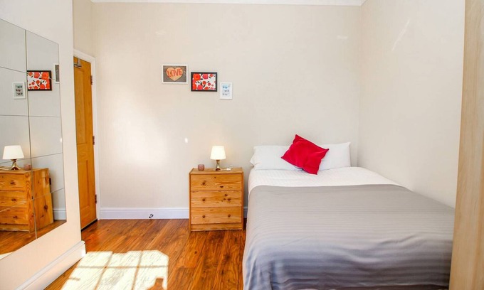 Spitalfields Apartment | Private en-suite at Liverpool street, Brick Ln