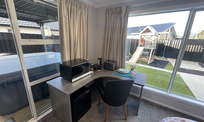 Wallaceville Bed & Breakfast | Private Ensuite with Hot Spa at Upper Hutt, Wellington