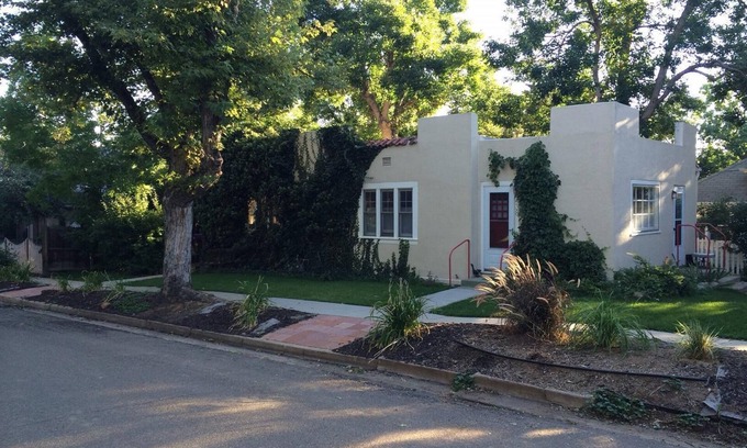 Mapleton Hill House | Private Entrances-Mapleton Hill Bungalow-Large Studio with Private Patio