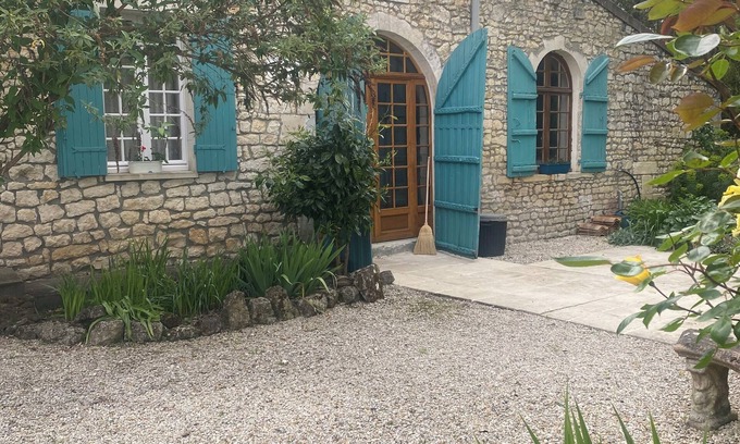 Nieul le Virouil House | Private family retreat, 30 mins from beach. Bordeaux and Cognac 45 mins. Pool.