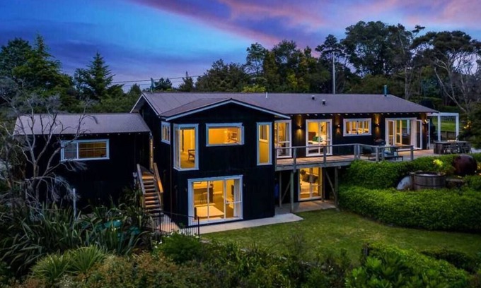 Paremoremo House | Private Guest Suite in Stunning Rural Location