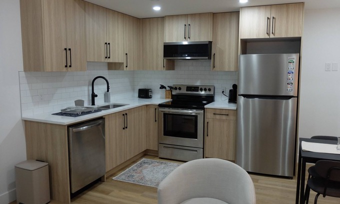 Renfrew House | Private Guest Suite, Mins to Downtown Calgary