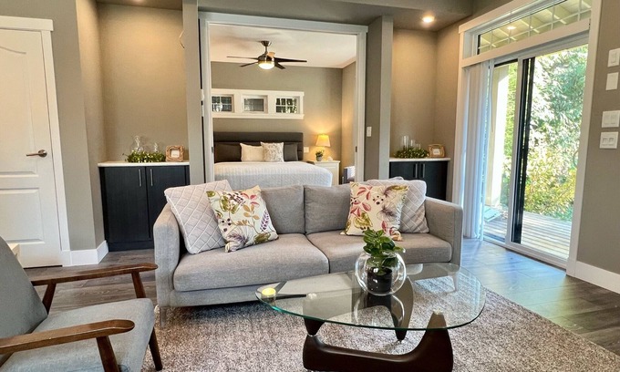Port Moody House | Private Guesthouse near Skytrain! Sleeps 5 People