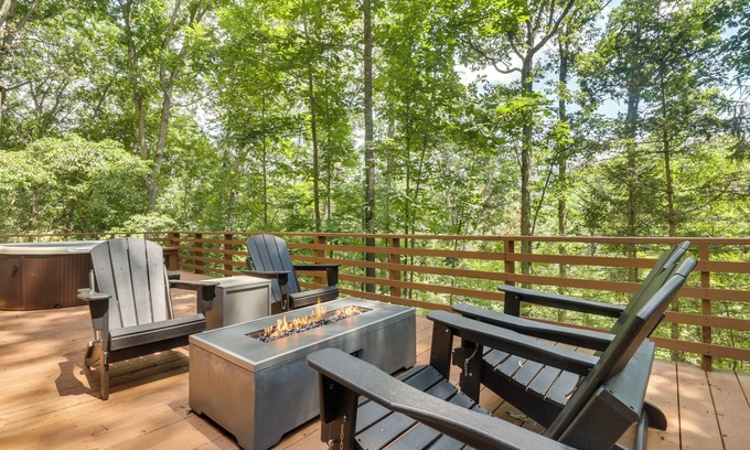 Broadway Cabin | Private Hot Tub & Fire Pit: Family Broadway Cabin
