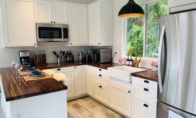 Mira Monte House | Private Hot Tub w/Sunset Views, New Remodel, Fireplace/Firepit & Pet Friendly!