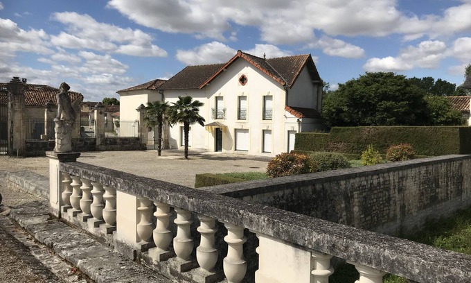 Vervant House | Private house in the park of a castle, swimming pool, billard