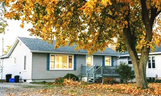 Selkirk House | Private Lakefront House with Hot Tub, Kayaks and Beach
