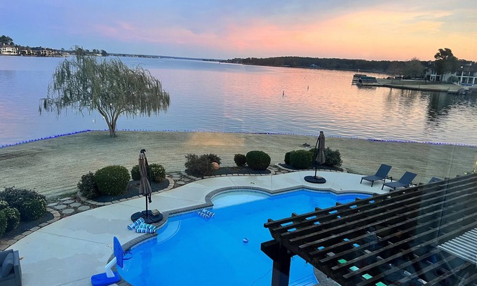 Montgomery House | Private Lakeside Resort with Unobstructed views of Lake Conroe.