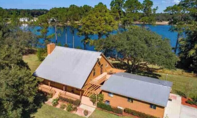 Crescent City Cabin | Private lakeside cabin with fire pit, GAME ROOM, kayaks.