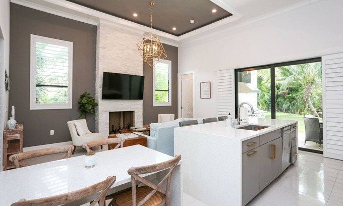 Naples Cottage | PRIVATE LAZY RIVER, 2 BEDS 2 BATHS, LOGAN WOODS, FURNISHED SEASONAL RENTAL