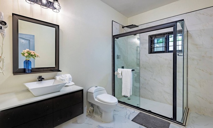 Boscobel Villa | Private Luxury Oceanview 8BR/8BA Villa/Wi-Fi/Jacuzzi/Backyard BBQ/Gym/Staff/AC