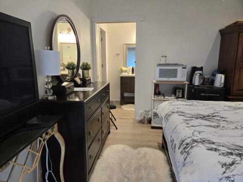 Regional District of Nanaimo Bed & Breakfast | Private master bedroom in a farmhouse