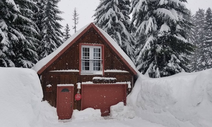 Snoqualmie Pass House | Private Mountain Cabin - Pet friendly and fast internet