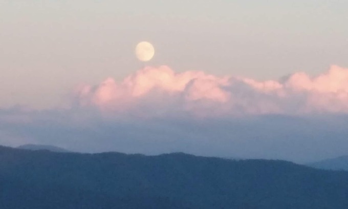 Newport Cabin | Private Mountain Cabin with Views from TN to NC! HOT TUB, SECLUDED, AND WIFI!