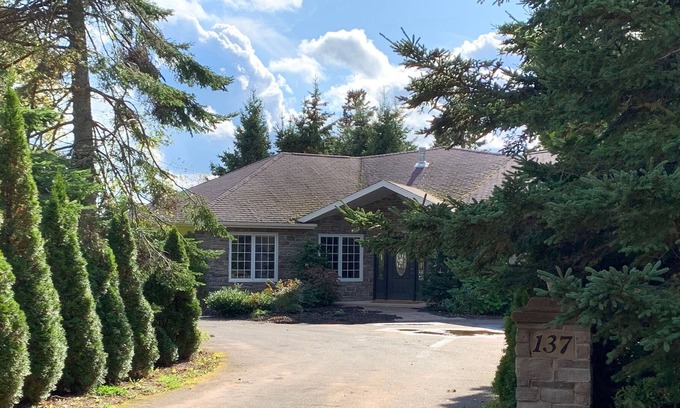 Bayview Cottage | Private, OCEANFRONT Summer Home, 4 Bdrm 3 bath in Cavendish Resort Area
